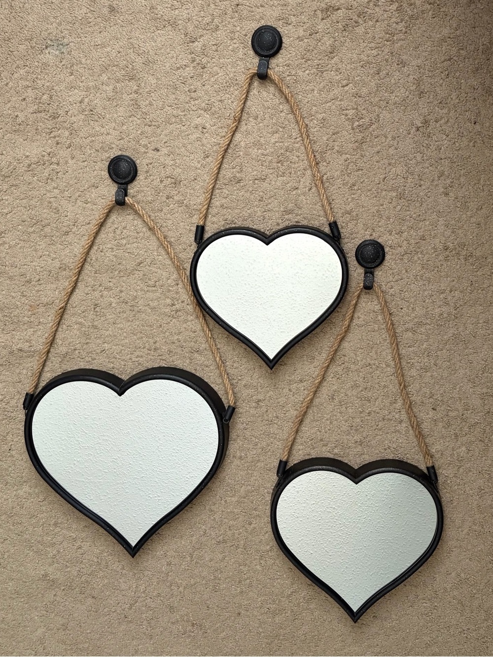 3-Piece Heart-Shaped Wall
Mirror Set - Hanging Decorative Mirrors with Rope